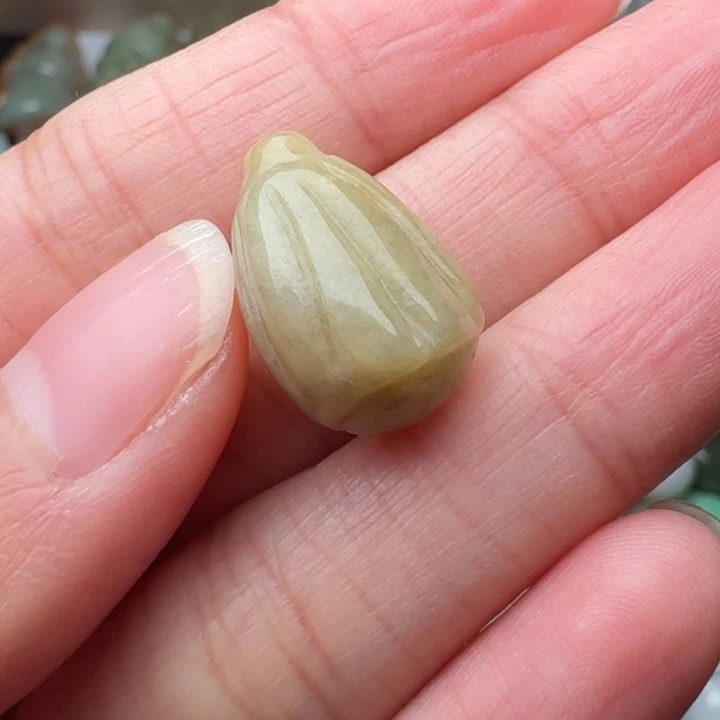 翡翠未镶嵌颈饰小莲蓬