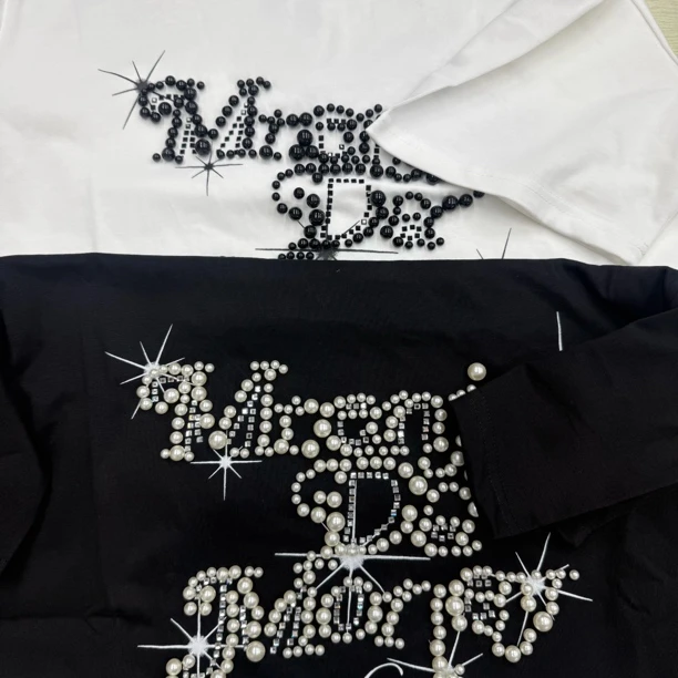 M家胸口珍珠花体字短袖T恤