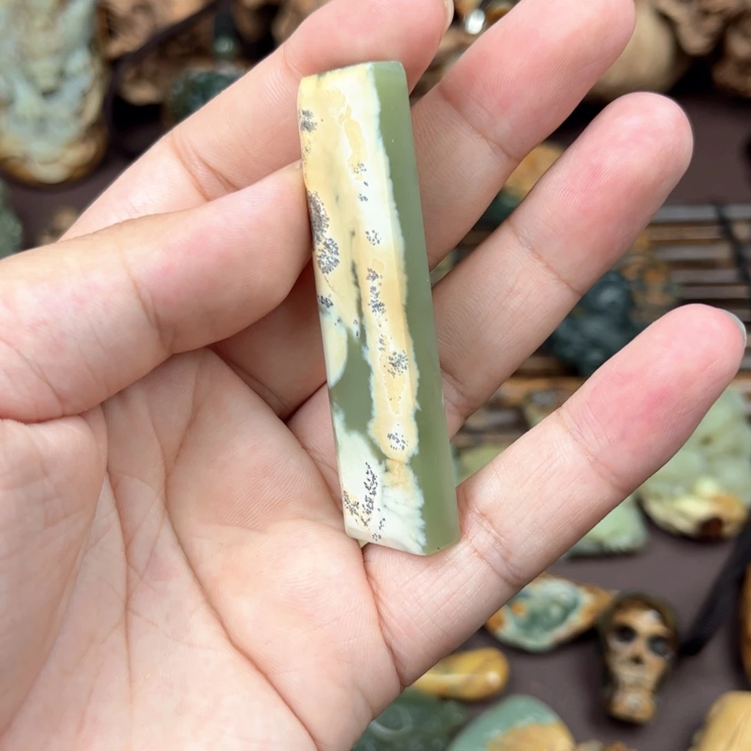 透闪石质玉未镶嵌颈饰