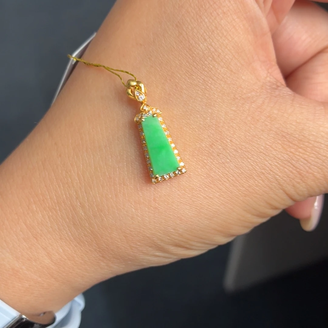 翡翠18K金镶嵌颈饰