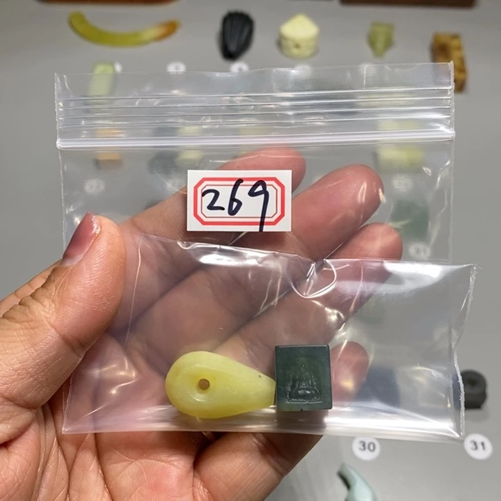 蛇纹石玉颈饰未镶嵌李**?