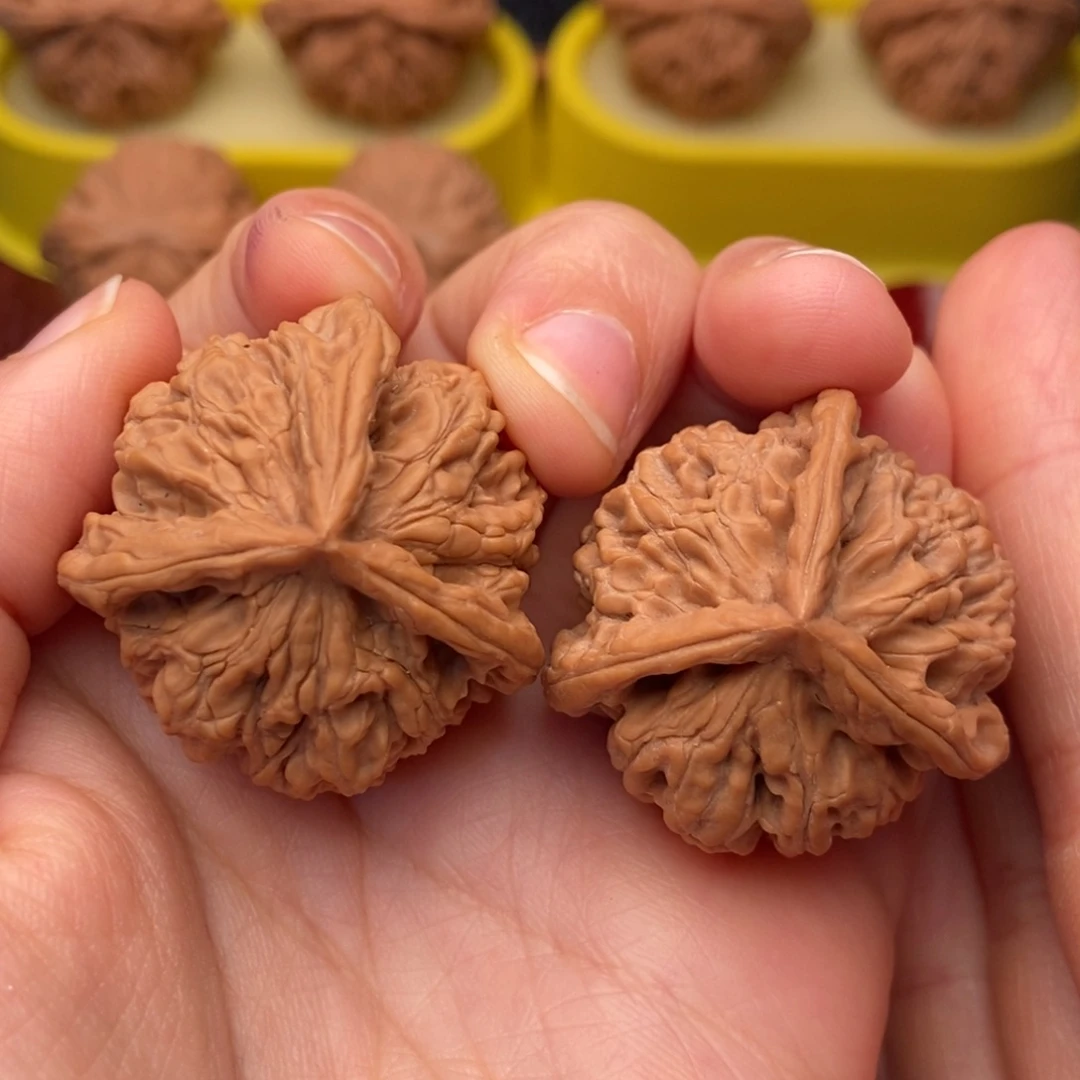 把件文玩核桃35红皮牡丹花三棱