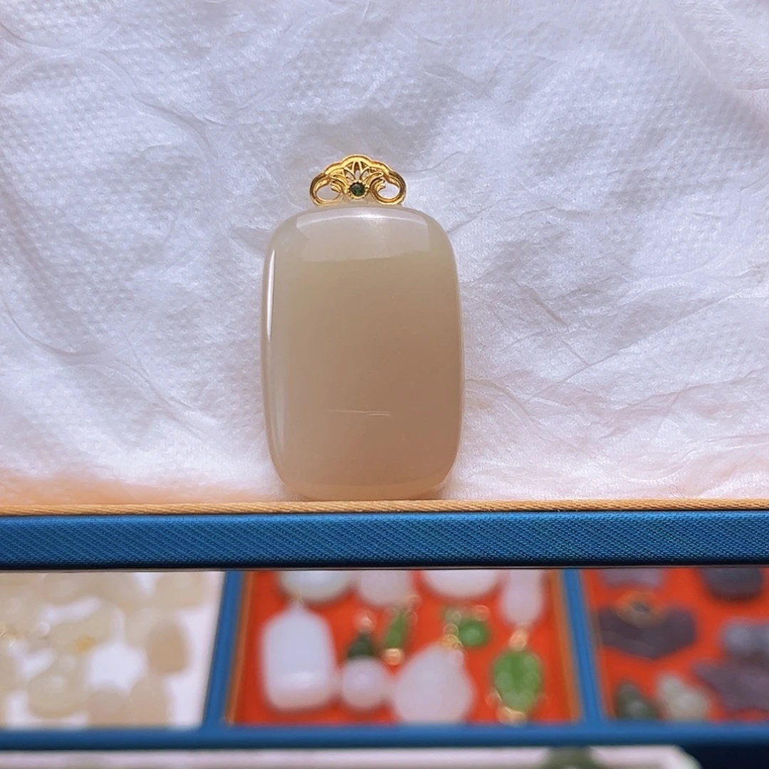 和田玉18K金镶嵌颈饰