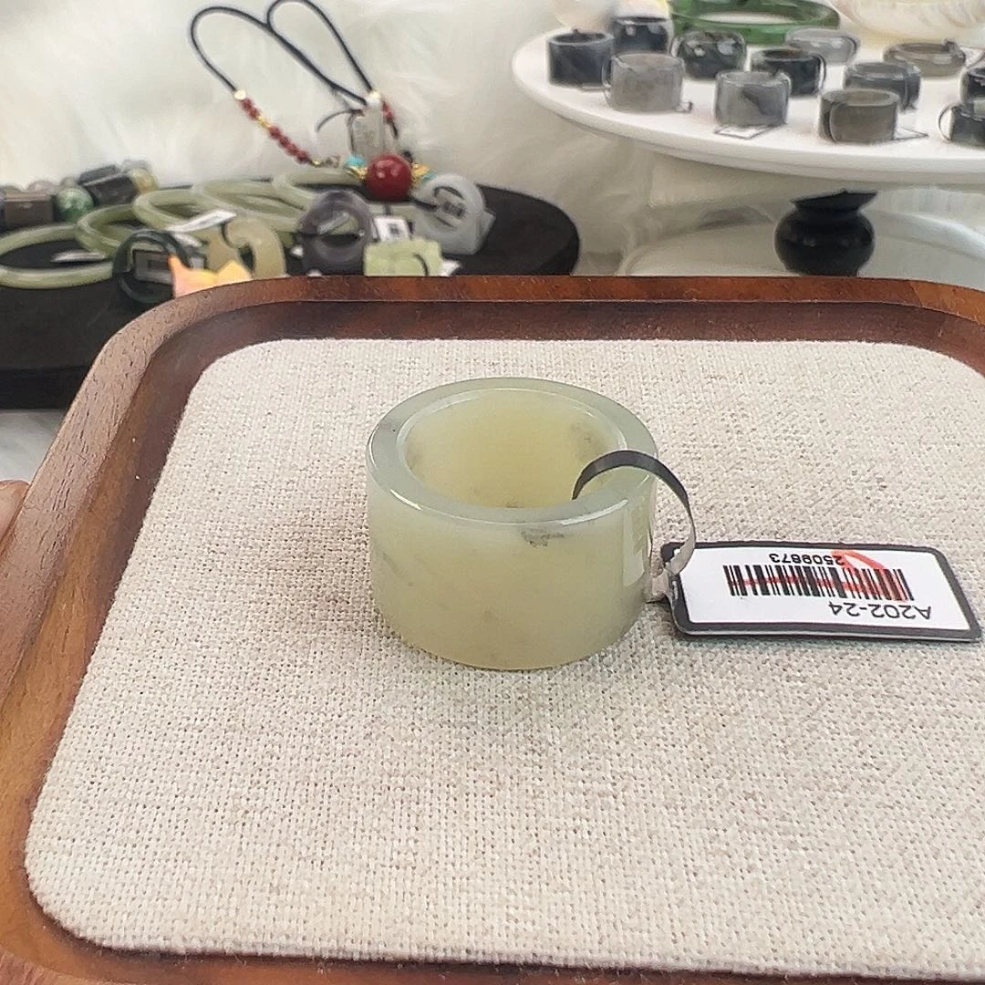 和田玉足金镶嵌戒指w52奶白飘墨直切17.5不退换