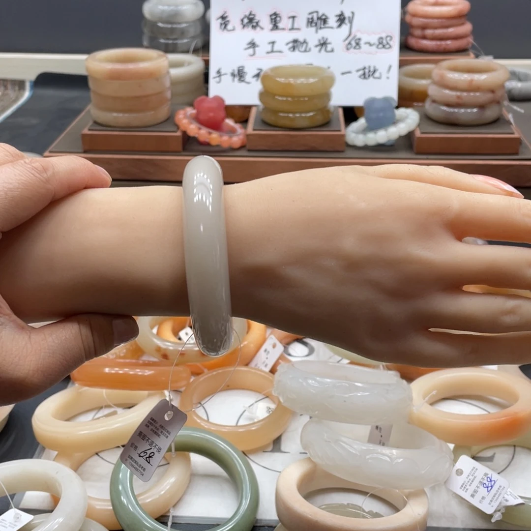 夢***飏石英质玉手镯未镶嵌