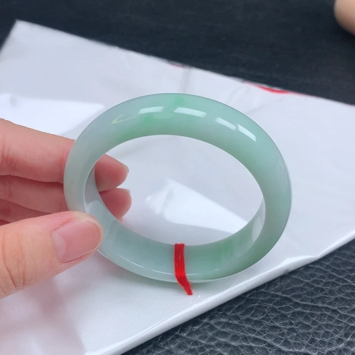 翡翠手镯未镶嵌。