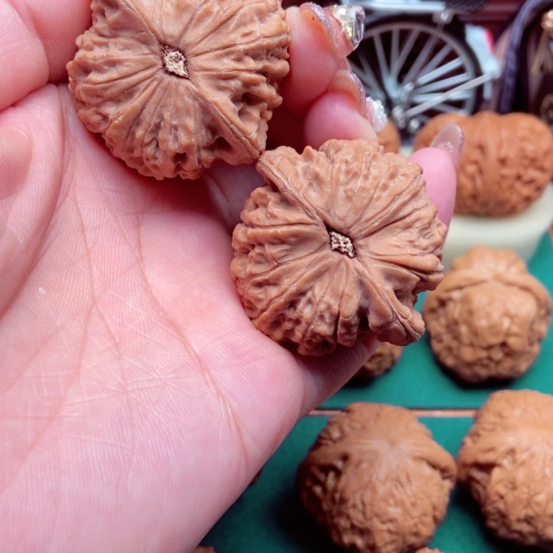 文玩核桃吊坠血麒麟42