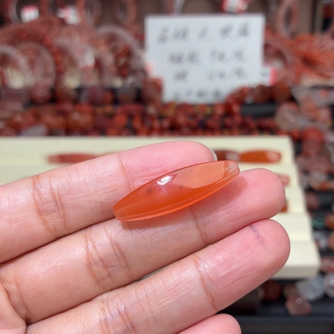 杨***仔南红玛瑙未镶嵌颈饰勒子