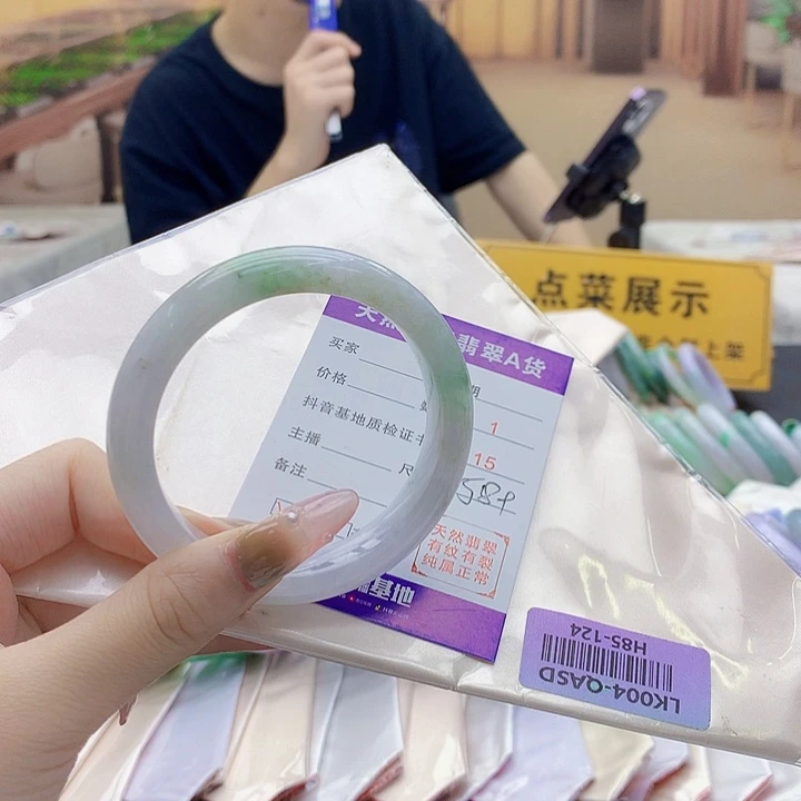 翡翠手镯未镶嵌fgjggjhhhhjhhhhgh