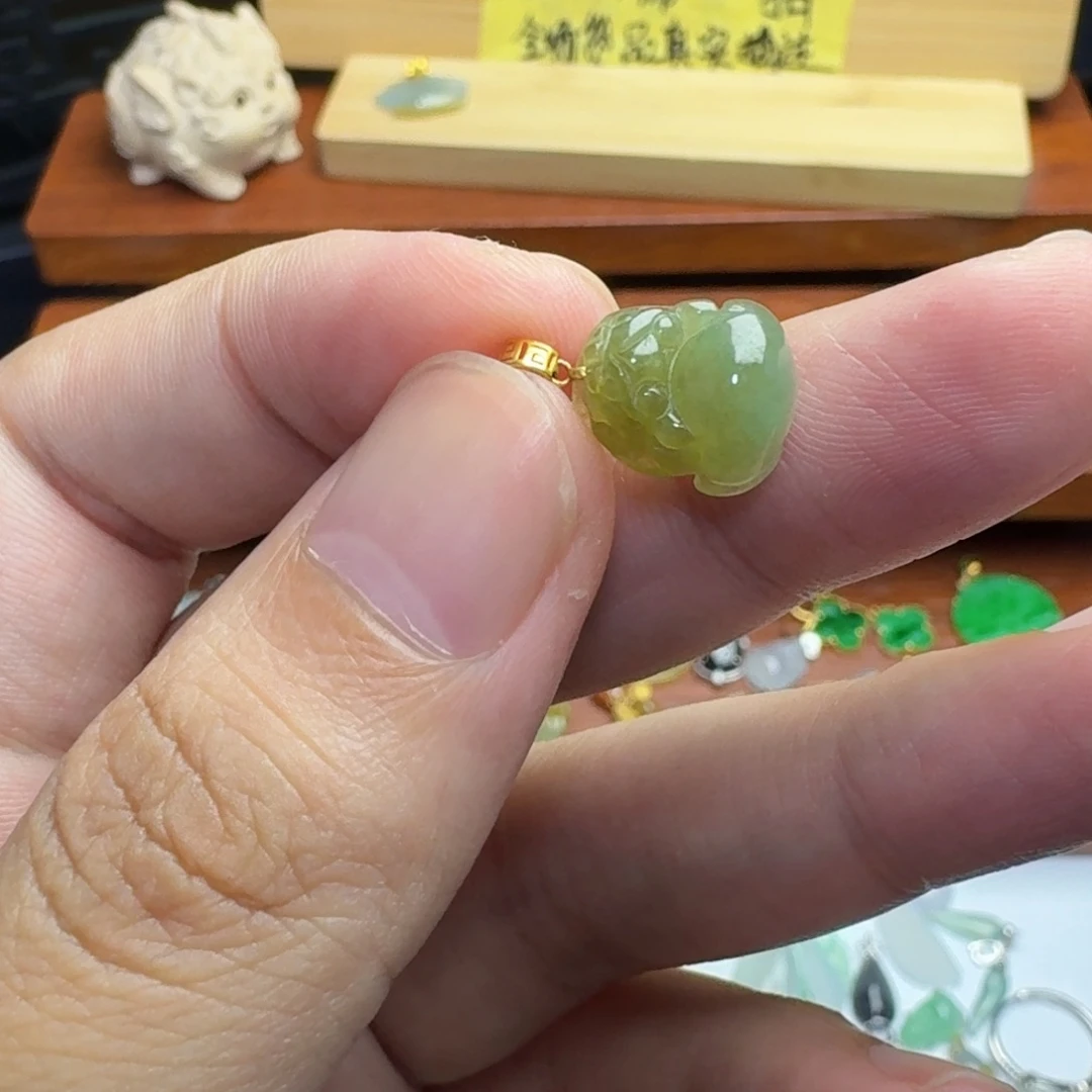 翡翠18K金镶嵌颈饰小貔貅