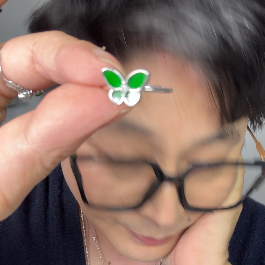 翡翠未镶嵌颈饰一件