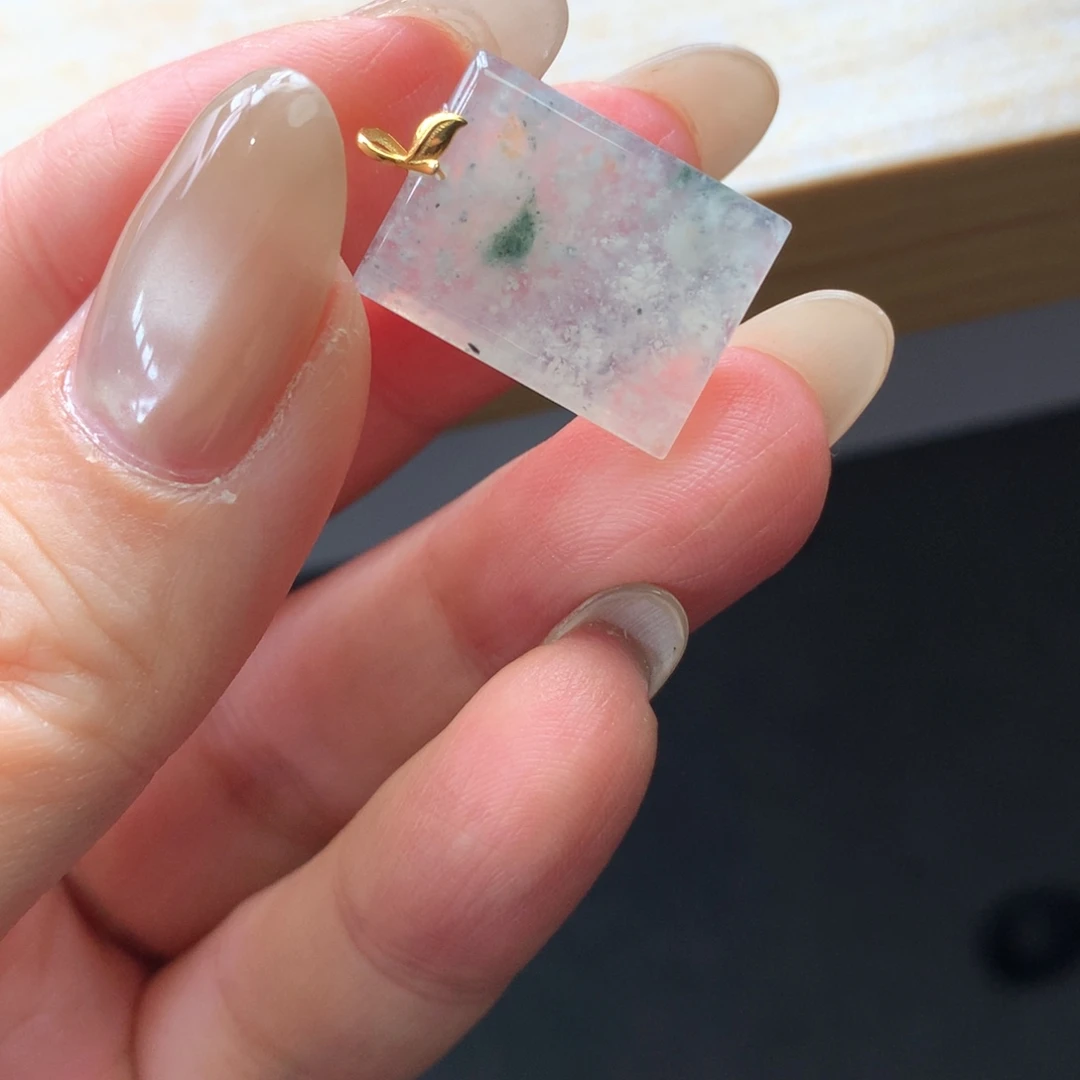 翡翠18K金镶嵌颈饰吊坠