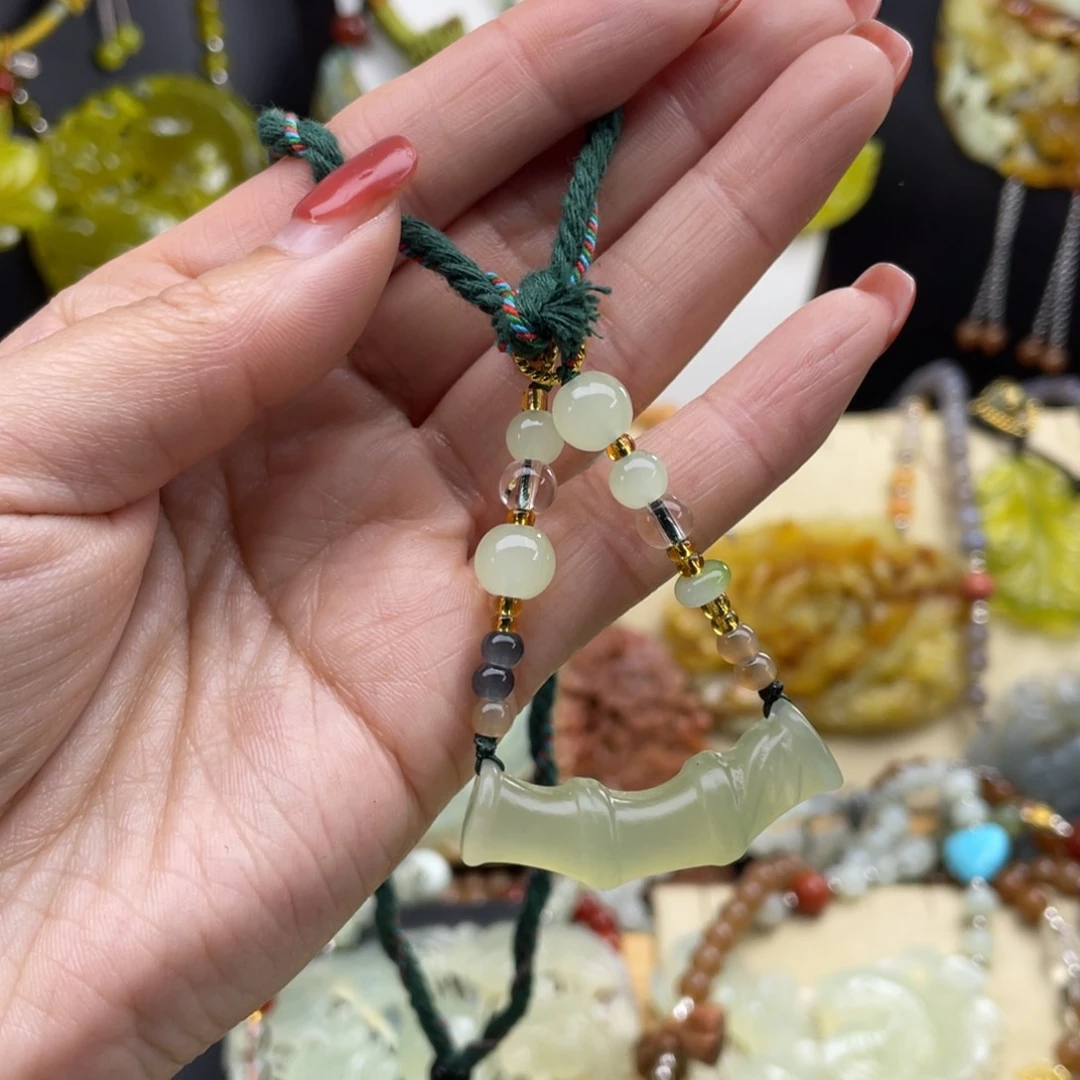 未镶嵌蛇纹石玉颈饰