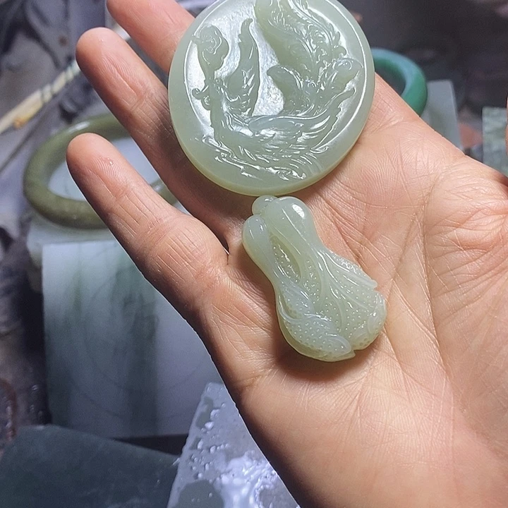 代***姐和田玉未镶嵌颈饰