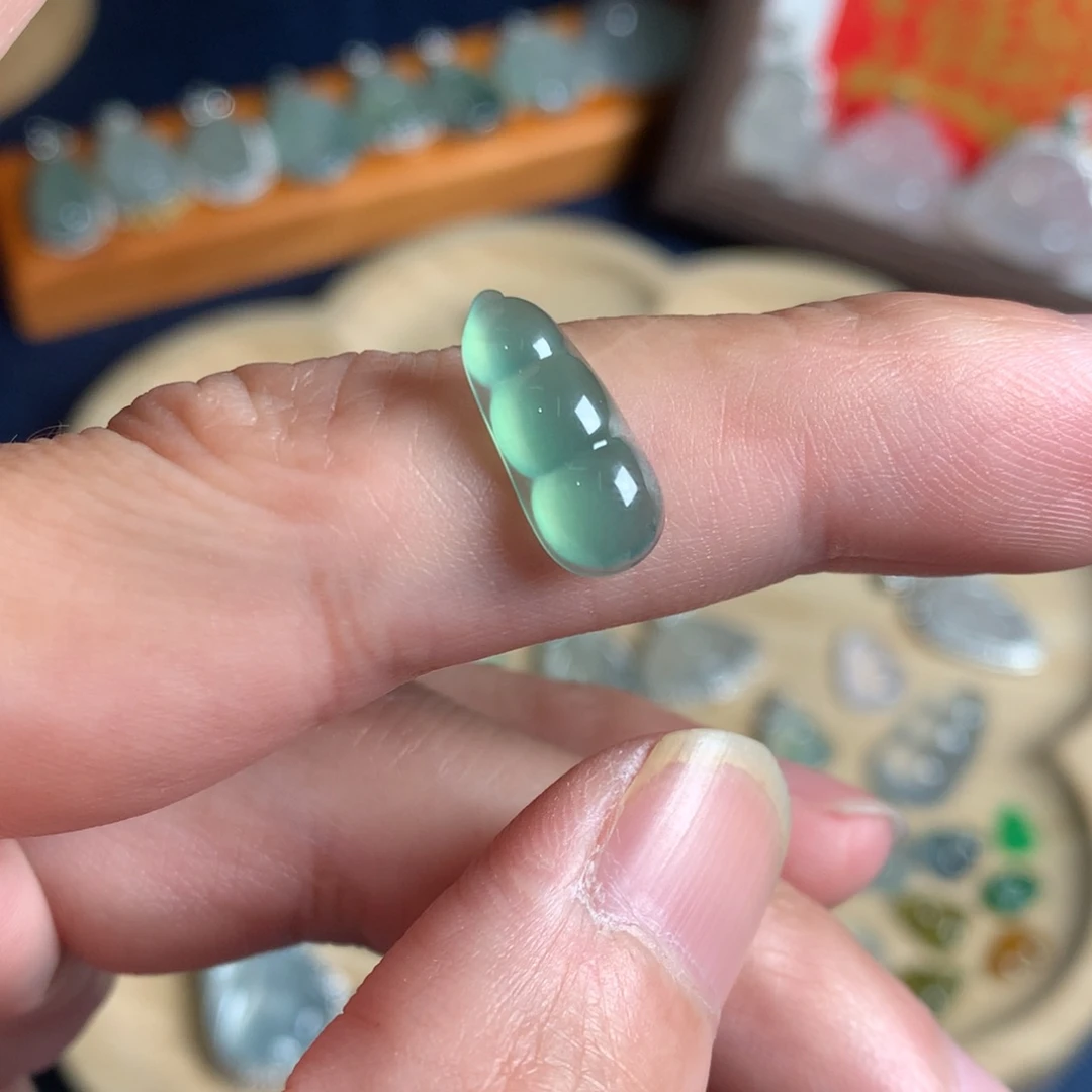 翡翠未镶嵌颈饰豆子