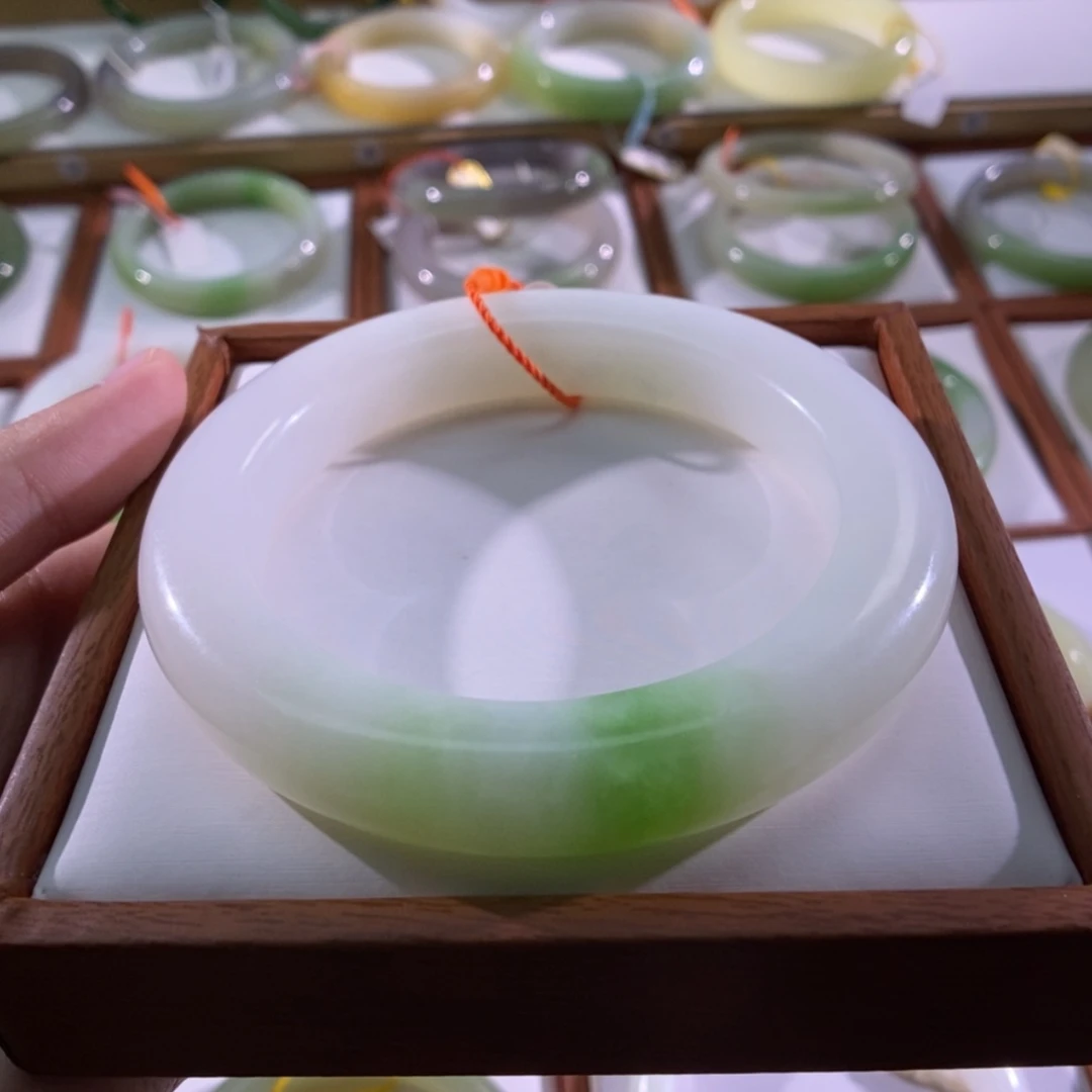 【闪购商品】未镶嵌手镯和田玉（翠青玉）