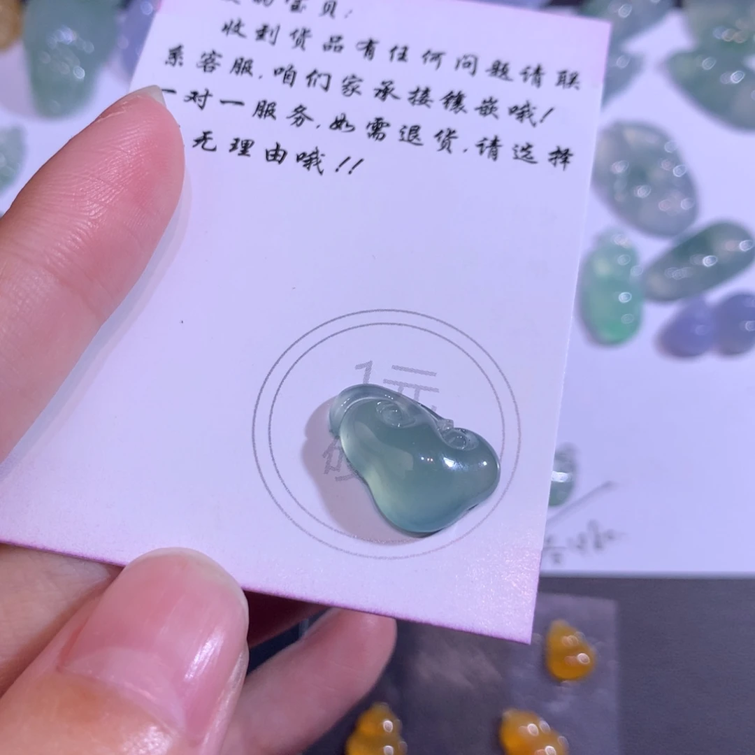 翡翠未镶嵌颈饰如意