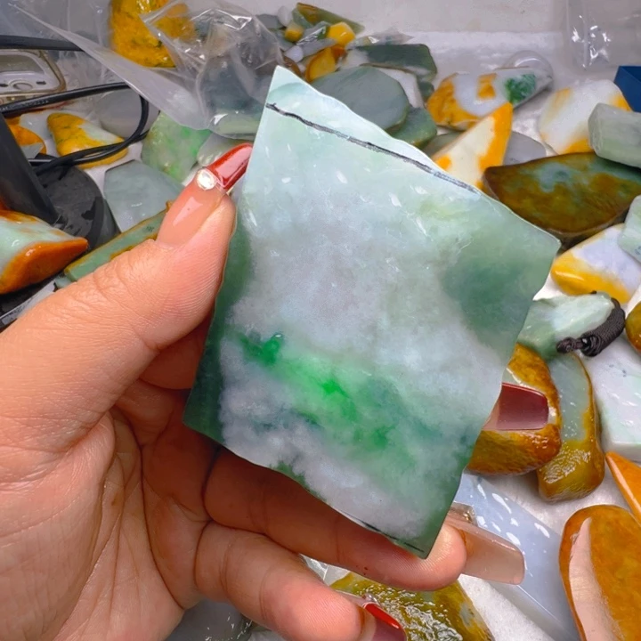 翡翠颈饰未镶嵌時****?翡翠