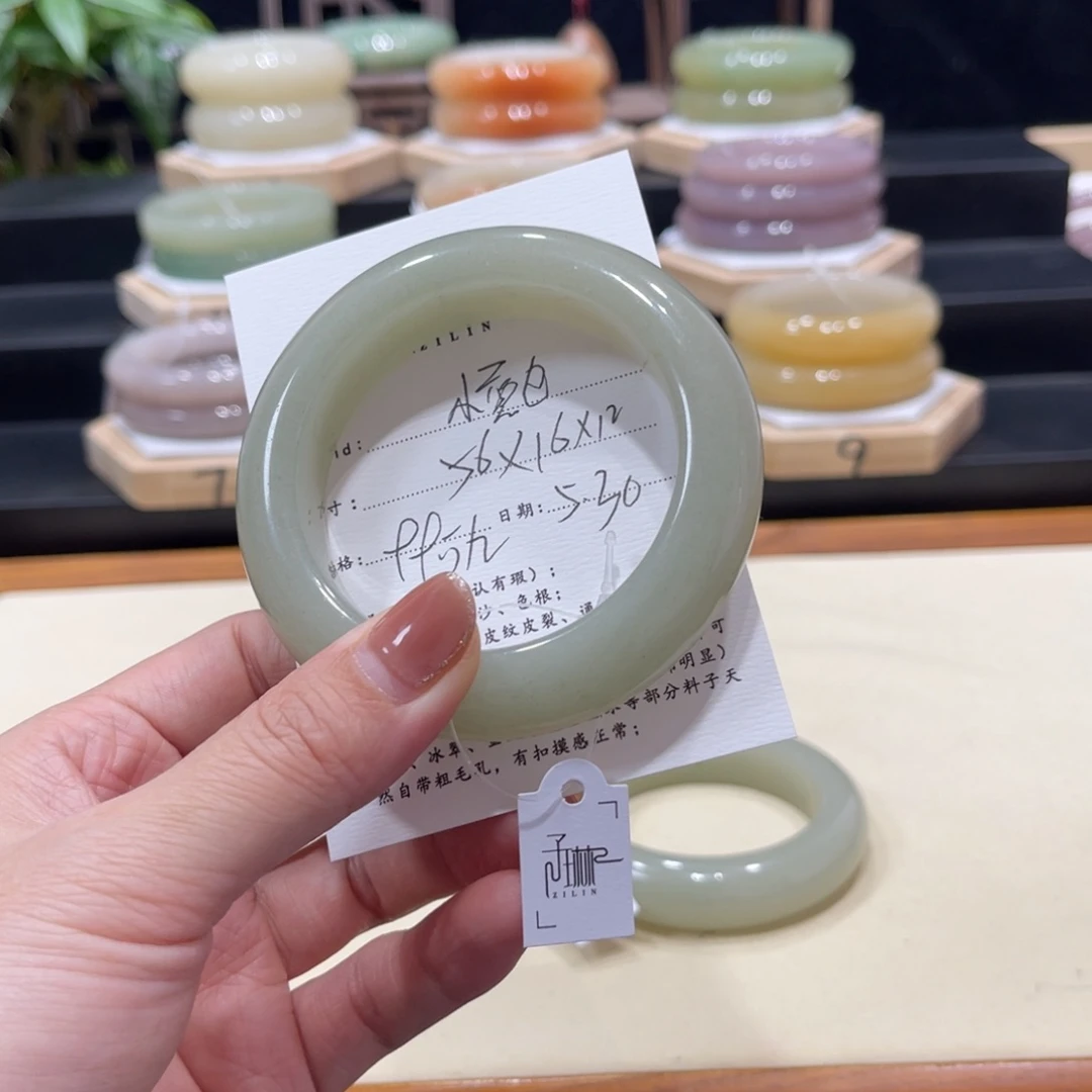 石英质玉手镯未镶嵌是****?