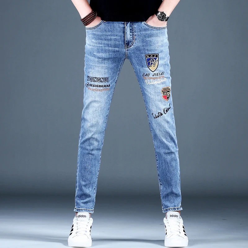 韩俊尼2025爆款男士夏季浅蓝潮流刺绣牛仔裤男装修身小脚百搭休闲