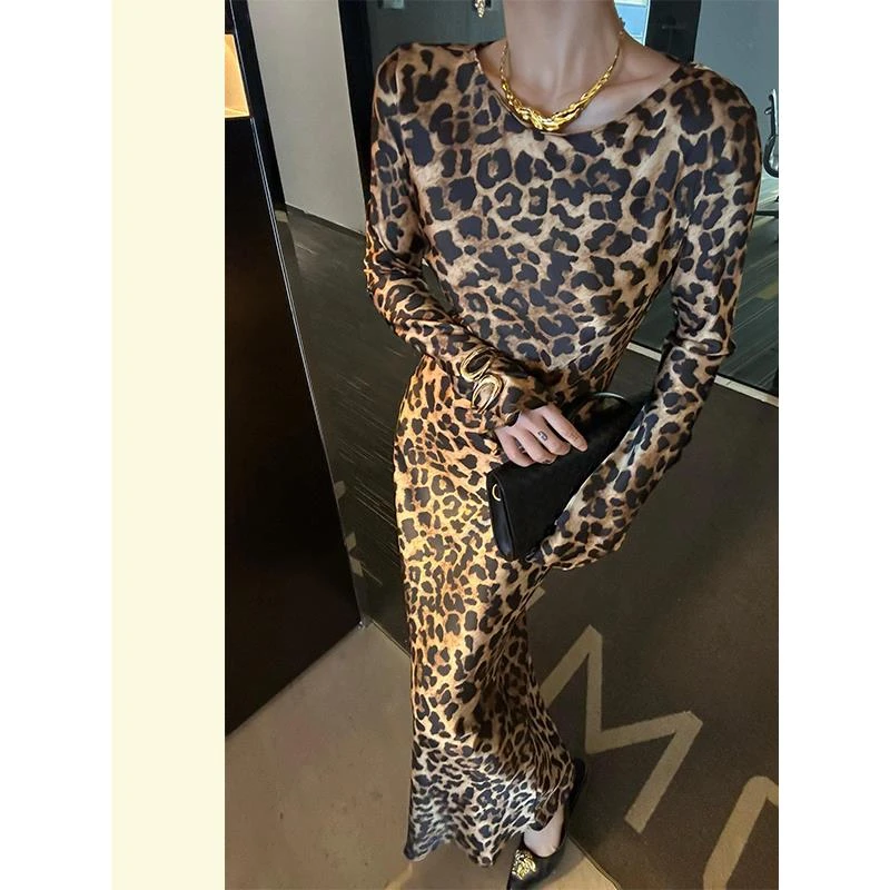 小众不撞款上流社会御姐收腰棕色豹纹长袖缎面连衣裙子女2025秋季