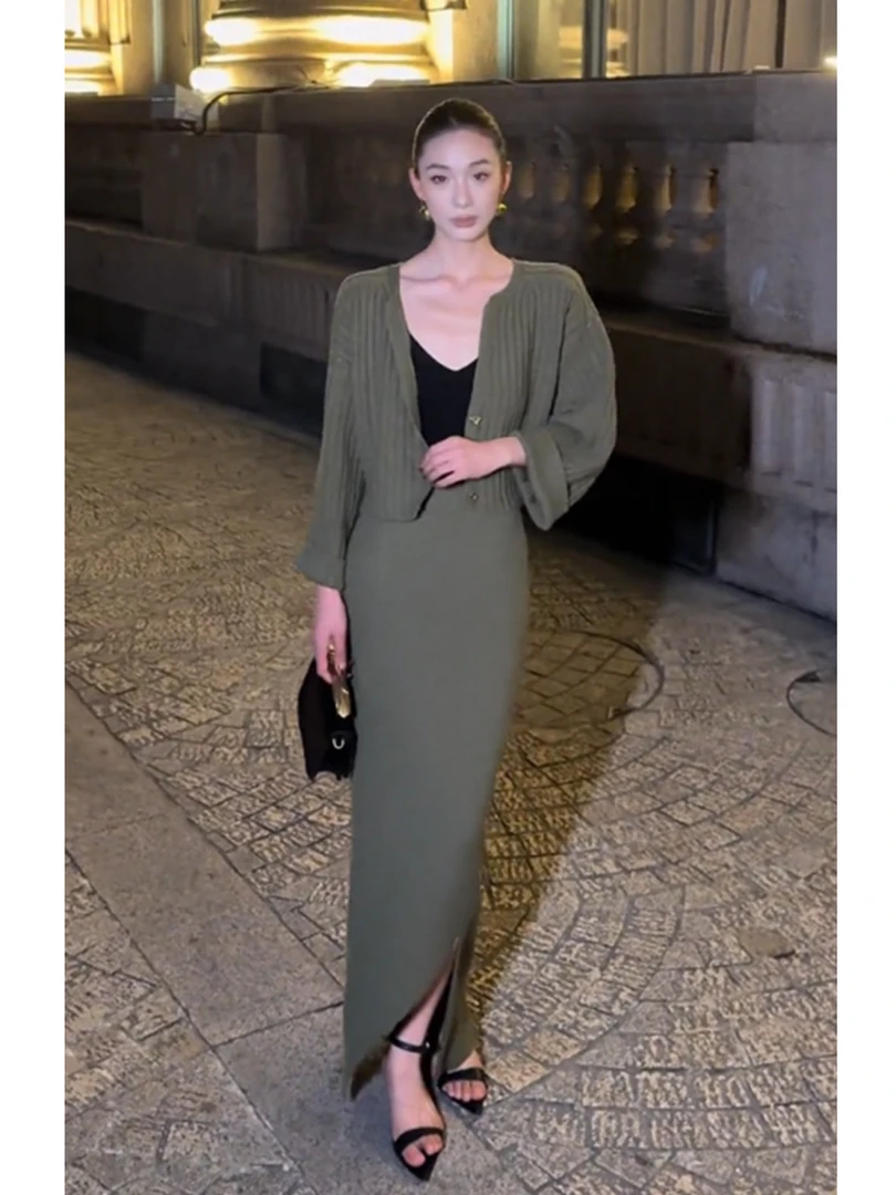 法式复古御姐气质绿色针织套装2025秋冬新款时尚V领开衫半裙女装