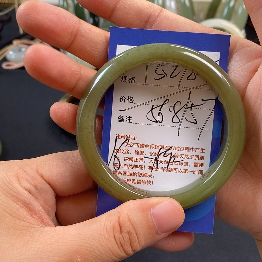 若***惜和田玉未镶嵌手镯