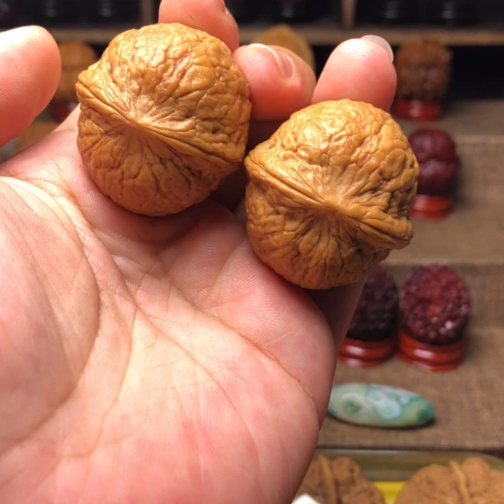 把件橄榄核37新核。蟒纹虎头元宝36