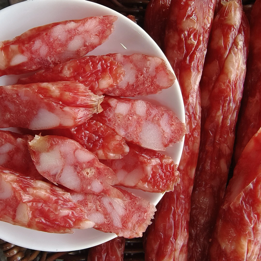 云南腾冲土猪风干广式小腊肠制作煲仔饭烧烤