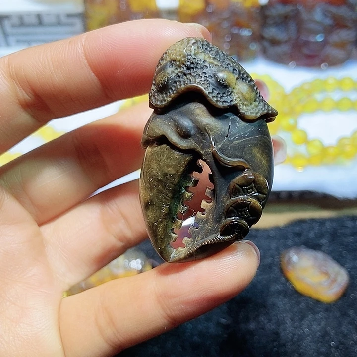 琥珀颈饰未镶嵌富甲天下