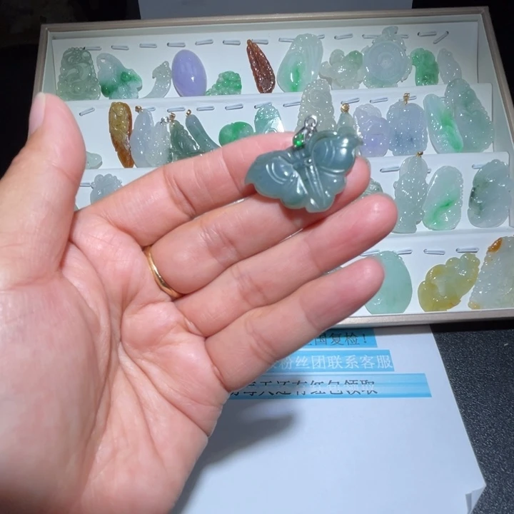 翡翠未镶嵌吊坠(赠链)