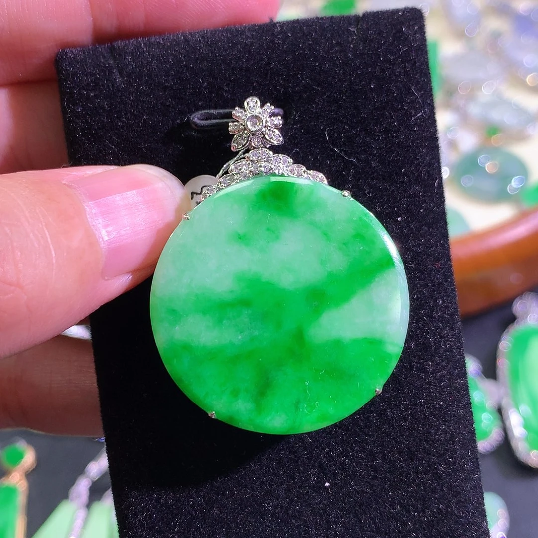 翡翠18K金镶嵌颈饰