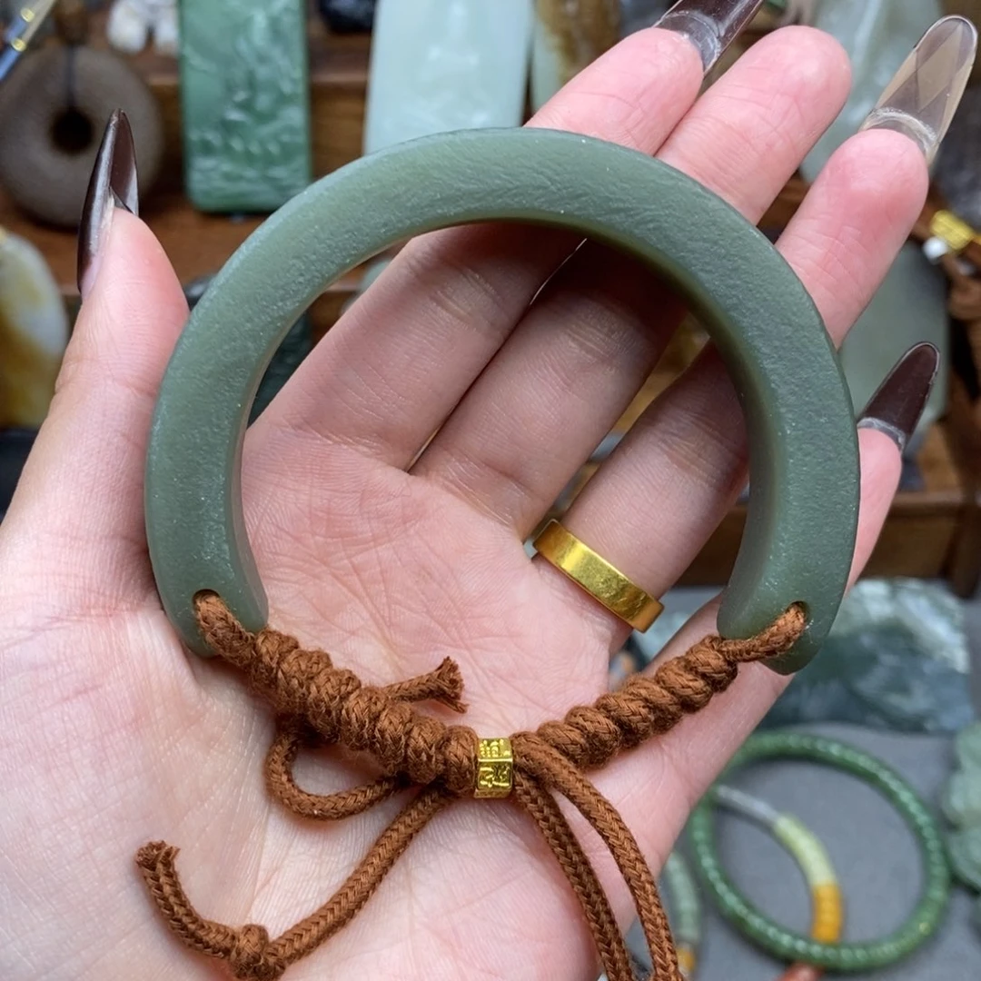 和田玉颈饰未镶嵌万****?