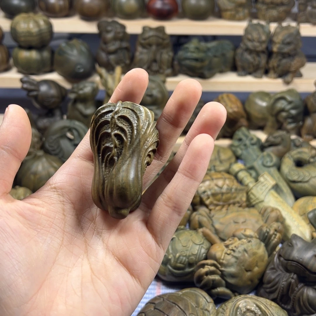 盛***布绿檀白菜 绿檀 手把件