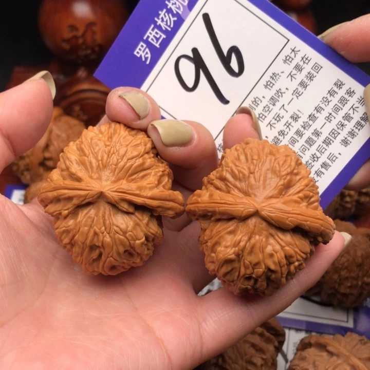 桃核把件42白狮子96号牌