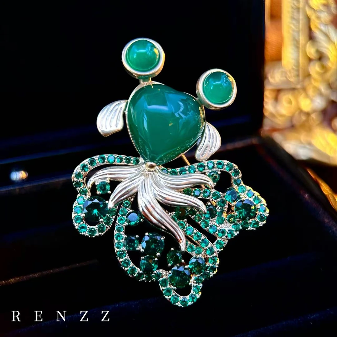 1758玉髓/绿色金鱼高档大衣胸针