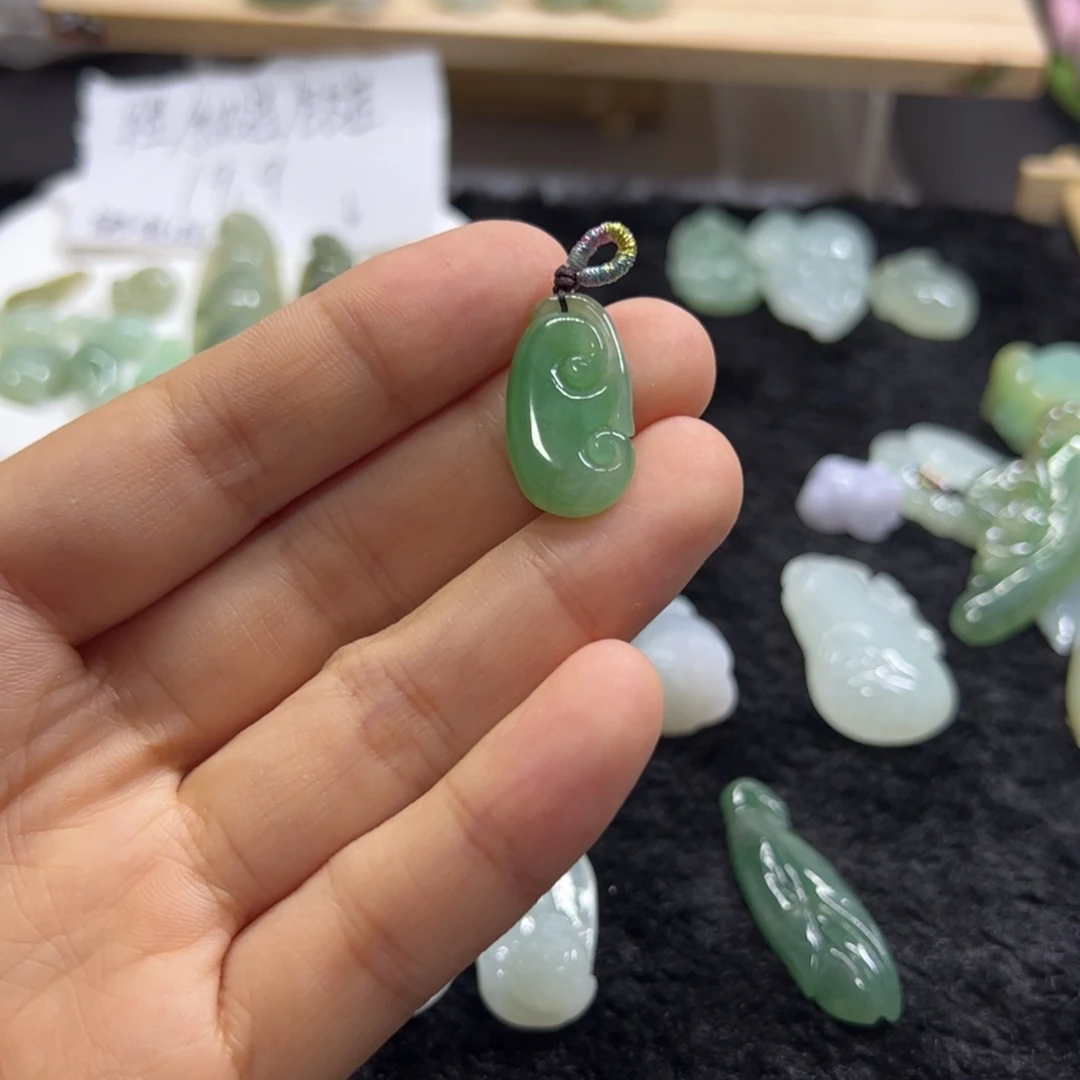 翡翠未镶嵌颈饰翡翠满色如意吊坠