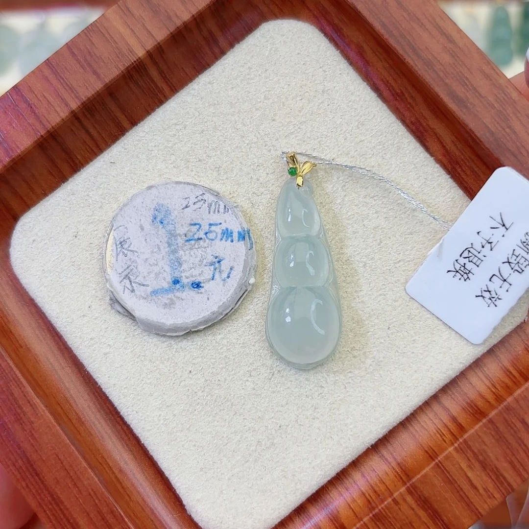 翡翠18K金镶嵌颈饰东***啊豆子