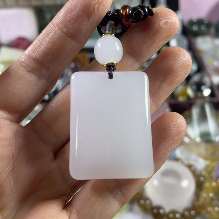 石英质玉（金丝玉）未镶嵌颈饰