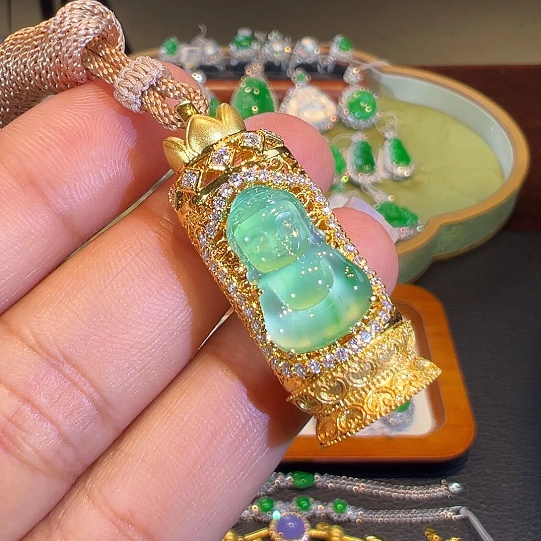 翡翠18K金镶嵌颈饰