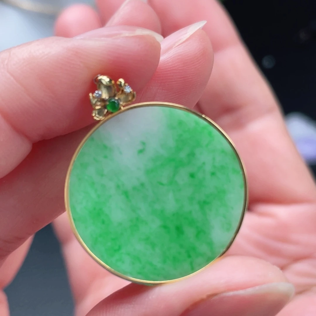 颈饰18K金镶嵌翡翠圆无事牌