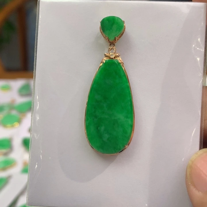 翡翠颈饰18K金镶嵌翡翠