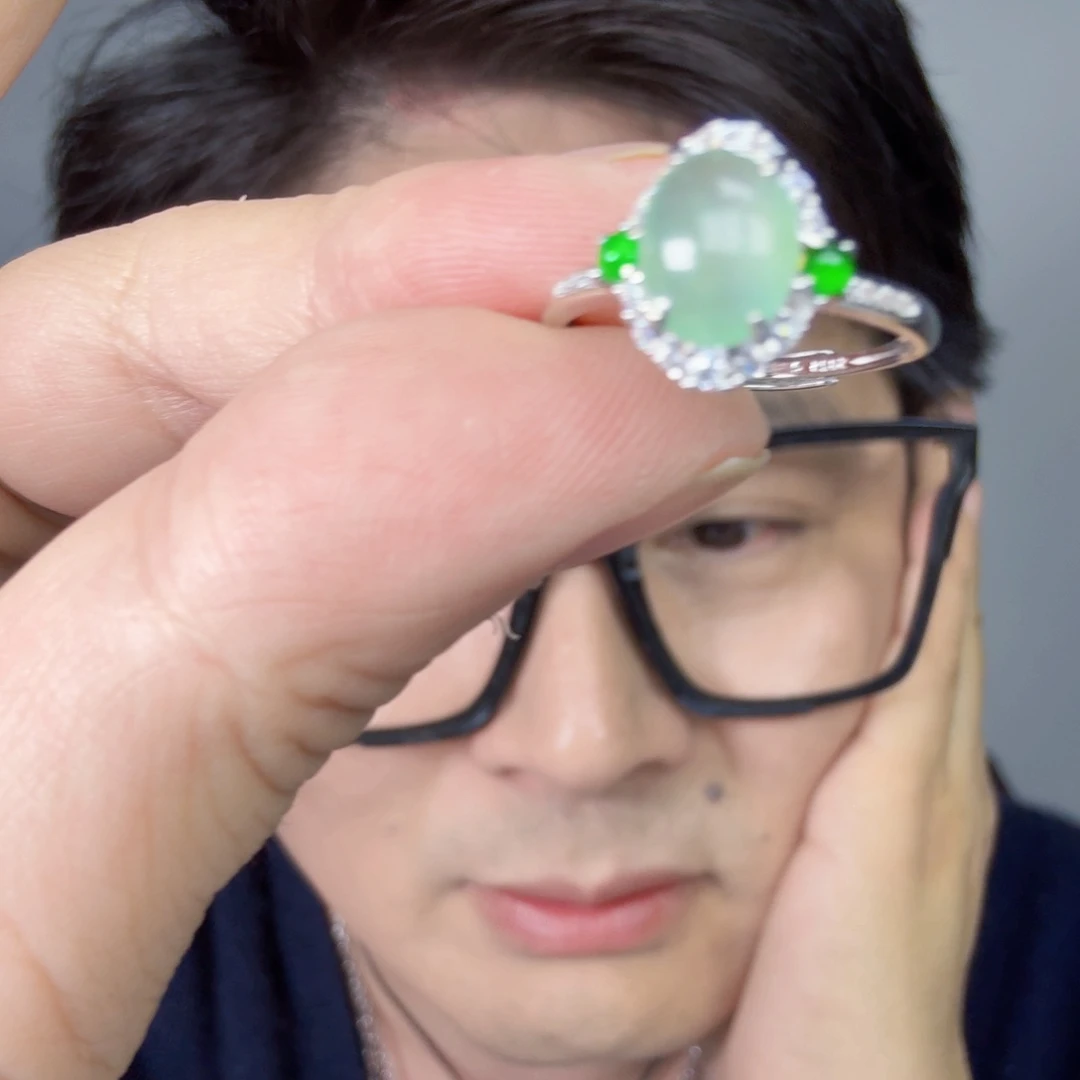 翡翠未镶嵌颈饰一件