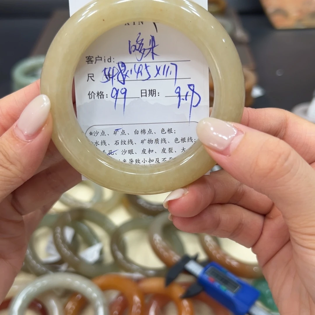 哆***:未镶嵌手镯石英质玉
