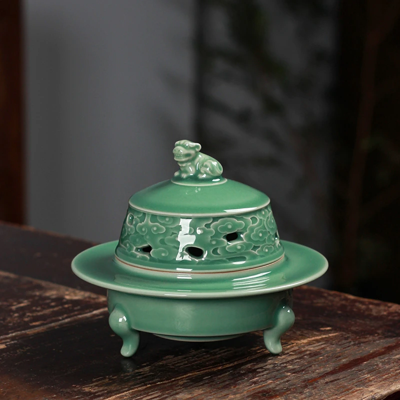 龙泉窑吴勇青瓷三足炉纯手工狻猊祥云炉镂空香薰炉香道用品摆件