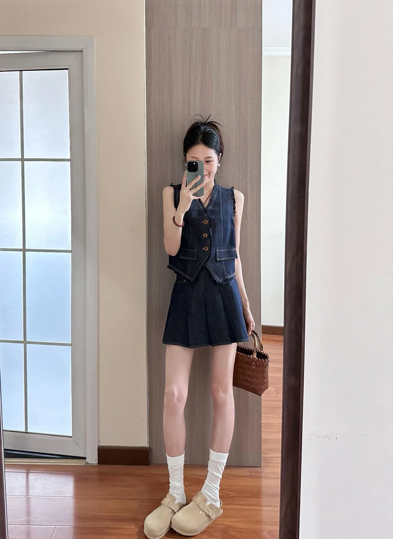 高级感超好看的牛仔套装蓝色无袖背心上衣百褶短裙减龄两件套女