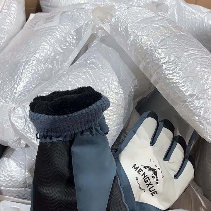 滑雪加厚保暖手套。
