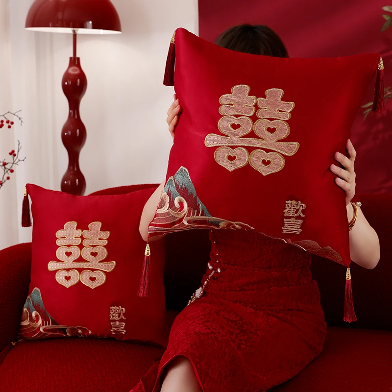 结婚抱枕一对婚庆婚房床头靠枕靠垫中式婚礼客厅红色刺绣喜字喜枕