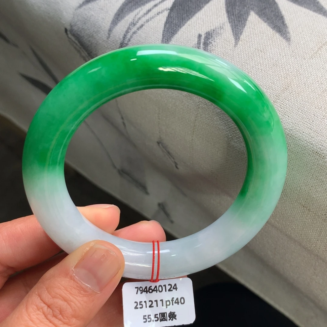 翡翠未镶嵌手镯辣阳绿白底青性价比【强推】