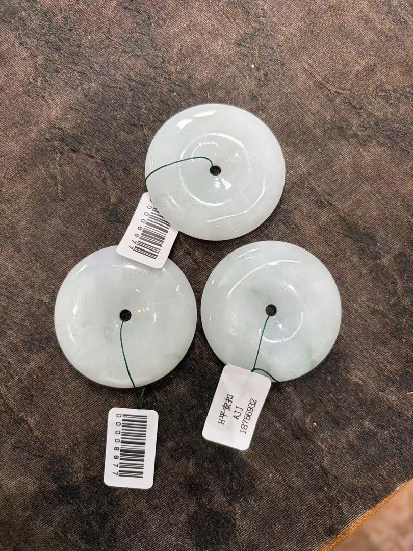 天然缅甸A货翡翠（平安扣）多样性发其一